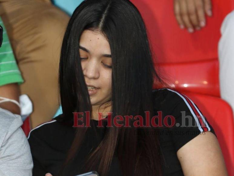 ¡Roban suspiros! Hermosas chicas adornan el Estadio Nacional en el clásico Motagua-Olimpia