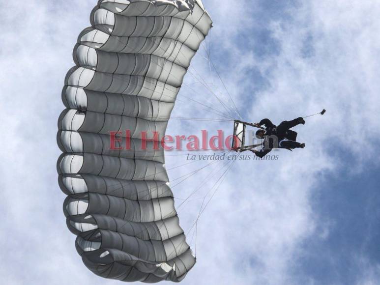 Caída en el Río Choluteca, fractura y aterrizaje en sector silla: incidencias en el show de paracaidistas