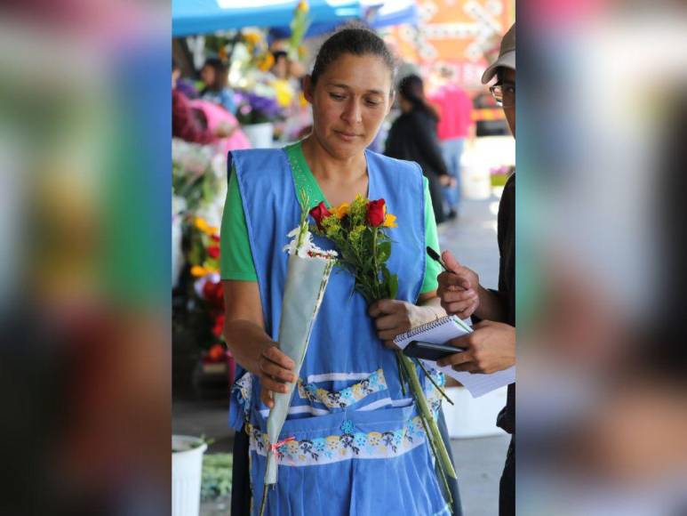 Flores, chocolates y peluches: calles de Tegucigalpa se llenan de detalles previo al Día de San Valentín