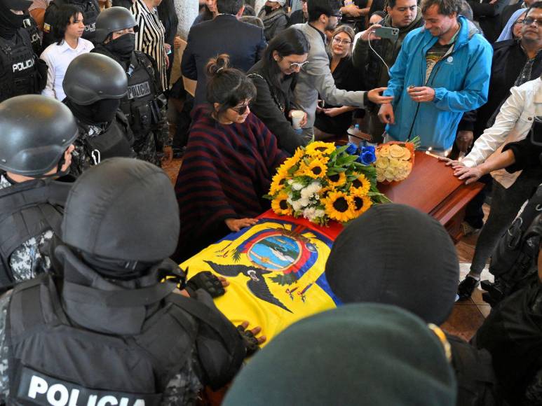 Conmoción y fuerte resguardo militar: así se desarrolló el entierro de Fernando Villavicencio en Ecuador