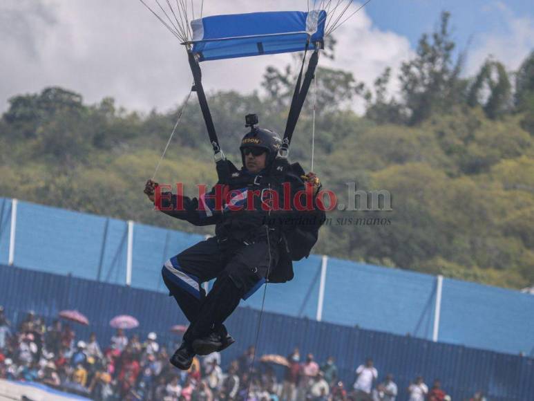 Caída en el Río Choluteca, fractura y aterrizaje en sector silla: incidencias en el show de paracaidistas