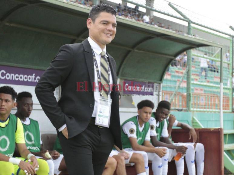 Bellas mujeres, la elegancia del técnico de la H y un reptil: Lo que no mira por TV del Honduras-Curazao