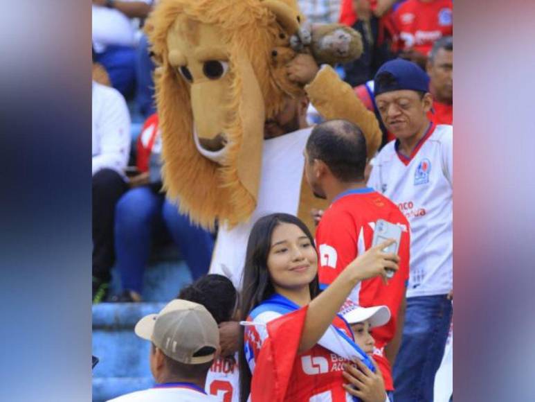 Bellas mujeres y un ambiente feroz: así la pasa la afición olimpista dentro del Olímpico