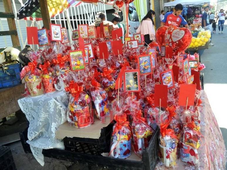 Comercios y calles se llenan de flores y detalles por el Día de San Valentín (Fotos)