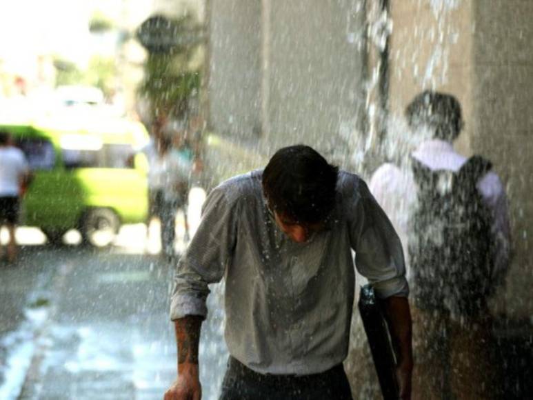Desde monigotes, comer 12 uvas a salir con maletas: Estos son los rituales para recibir Año Nuevo en América Latina