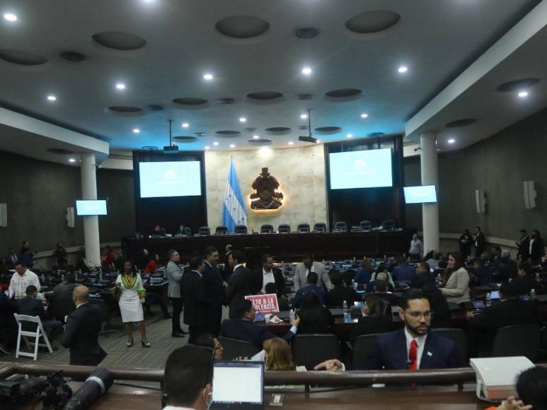 Selfies, sonrisas y pláticas: así esperan los diputados la sesión para elegir a magistrados