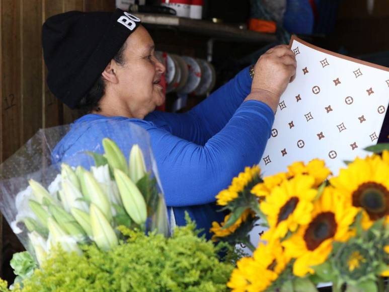 Flores, chocolates y peluches: calles de Tegucigalpa se llenan de detalles previo al Día de San Valentín
