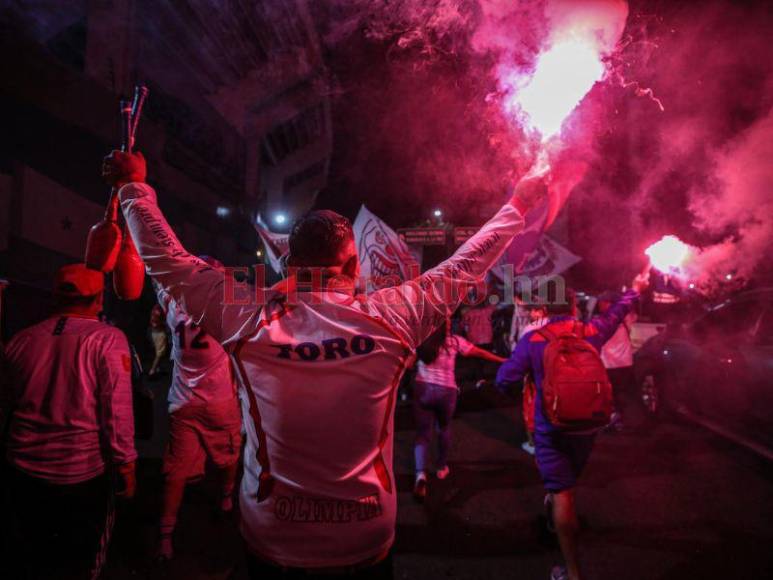 ¡Es imperdible! Así fue la espectacular llegada de la Ultra Fiel al Estadio Chelato Uclés; una celebración adelantada
