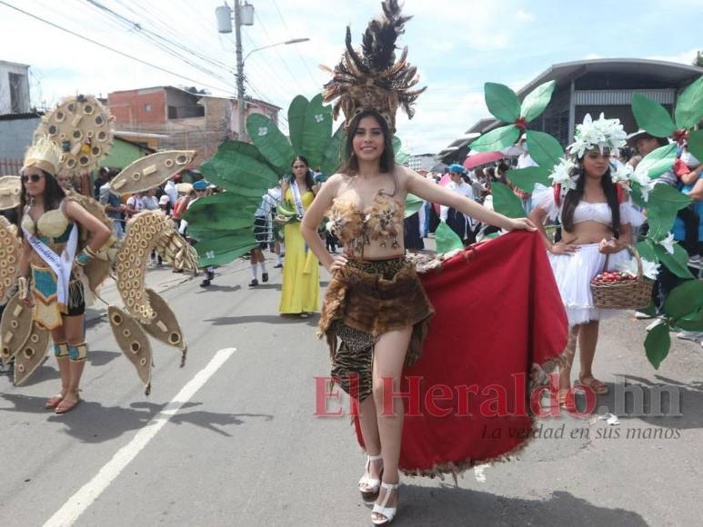 Color, cultura y creatividad: Los mejores trajes típicos de los desfiles patrios (Fotos)