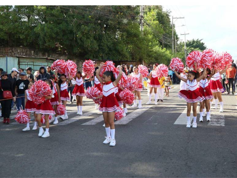 Dinámicas y bellas pomponeras de las escuelas alegran los desfiles patrios en la capital