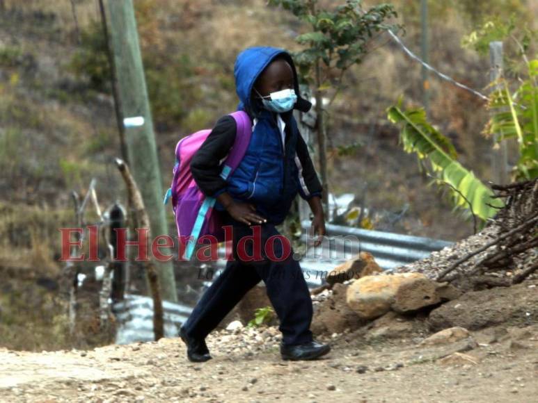 Con una dosis pediátrica contra el covid y tapabocas regresan los niños a las escuelas (Fotos)