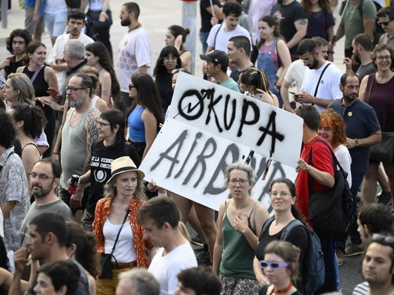Barcelona protesta contra el turismo masivo: “Hace invivible la ciudad”