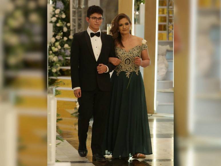 Sobriedad y elegancia en la Prom Night 2024 de Dowal School