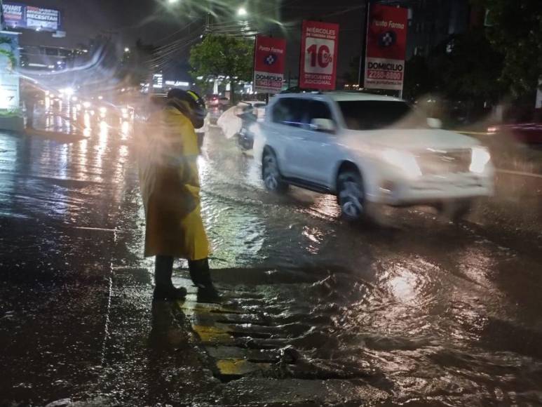 Pasajeros atrapados y derrumbes: estragos de tormenta Pilar en el DC