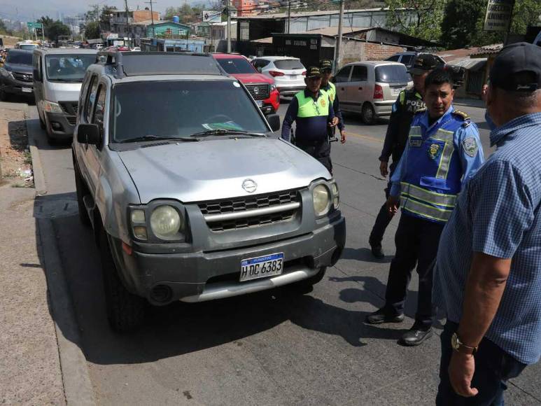 Inician decomiso de vehículos invasores en la salida a Danlí