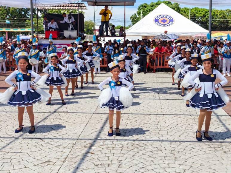 Hermosas palillonas engalanan los desfiles patrios en Choluteca