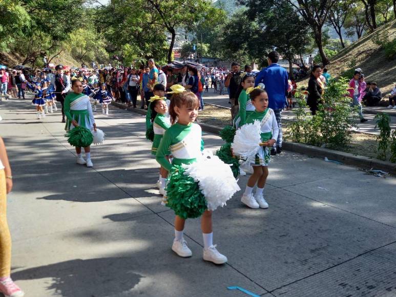 Dinámicas y bellas pomponeras de las escuelas alegran los desfiles patrios en la capital