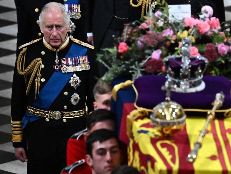 Papel de baño y frutas que no comerá: las extrañas exigencias del rey Carlos III