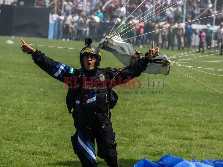 Caída en el Río Choluteca, fractura y aterrizaje en sector silla: incidencias en el show de paracaidistas