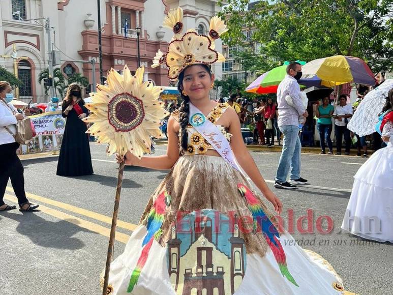 Color, cultura y creatividad: Los mejores trajes típicos de los desfiles patrios (Fotos)