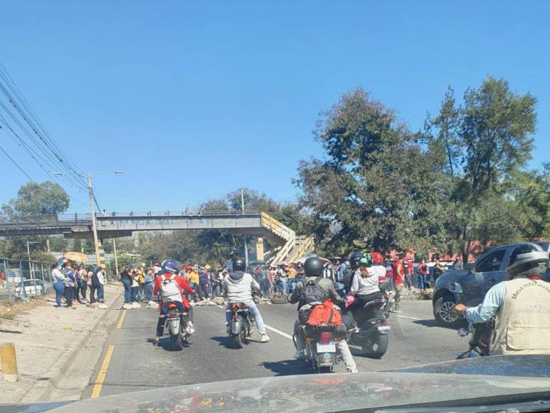 Maestros bloquean calles tras suspensión del proceso de nombramiento docente (Fotos)