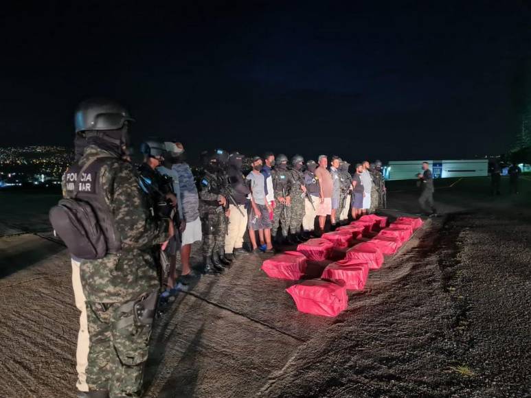 Más de 300 paquetes de cocaína y ocho detenidos: Así fue el traslado de la droga decomisada en el Caribe (Fotos)