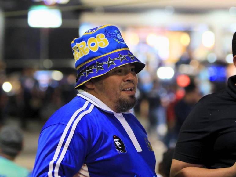 ¡Un ambiente fenomenal! Las Águilas del Motagua son recibidas por una afición viva