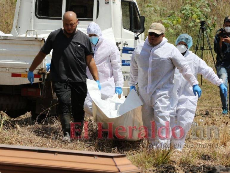 Olvidados por familiares: Así fue el entierro masivo de cadáveres sin reclamar en la capital (Fotos)