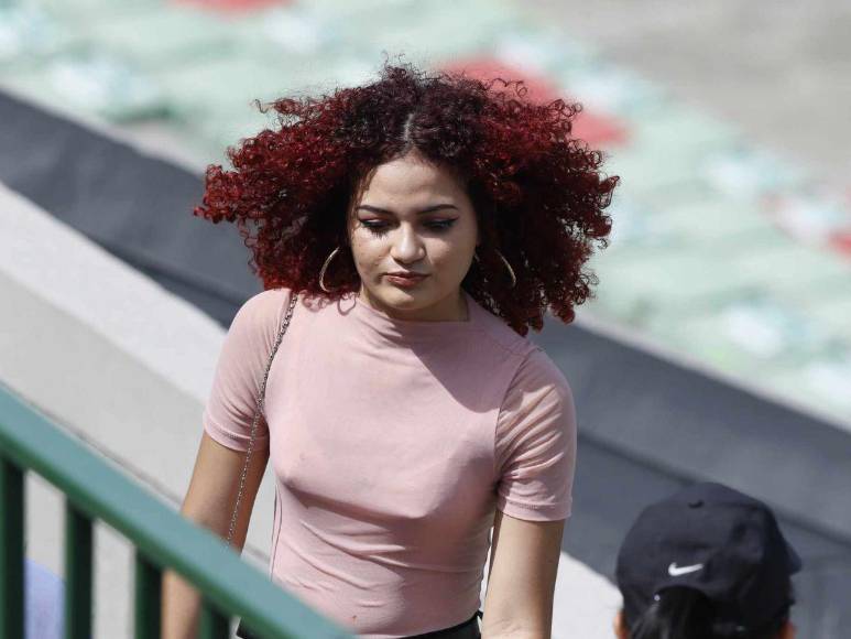 Bellas aficionadas verdolagas presentes en el clásico entre Marathón y Real España