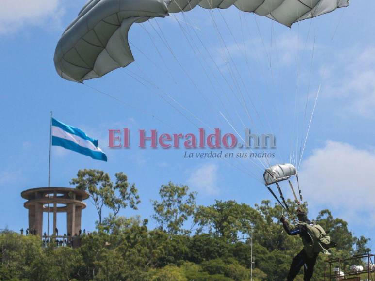 Caída en el Río Choluteca, fractura y aterrizaje en sector silla: incidencias en el show de paracaidistas