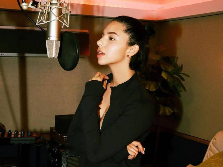 Tatuador revela que Ángela Aguilar se tatuó las iniciales de Christian Nodal