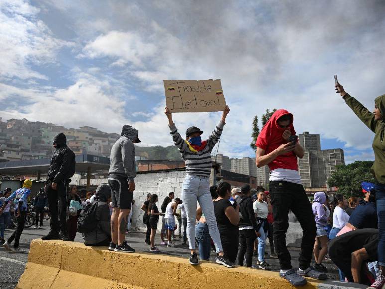 Cacerolazos, gritos y pancartas de fraude: protestas contra triunfo de Maduro en Venezuela
