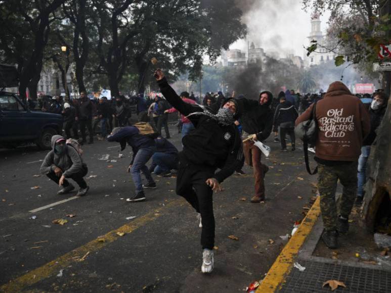 Entre disturbios y carros incendiados, manifestantes están en contra de reformas de Milei