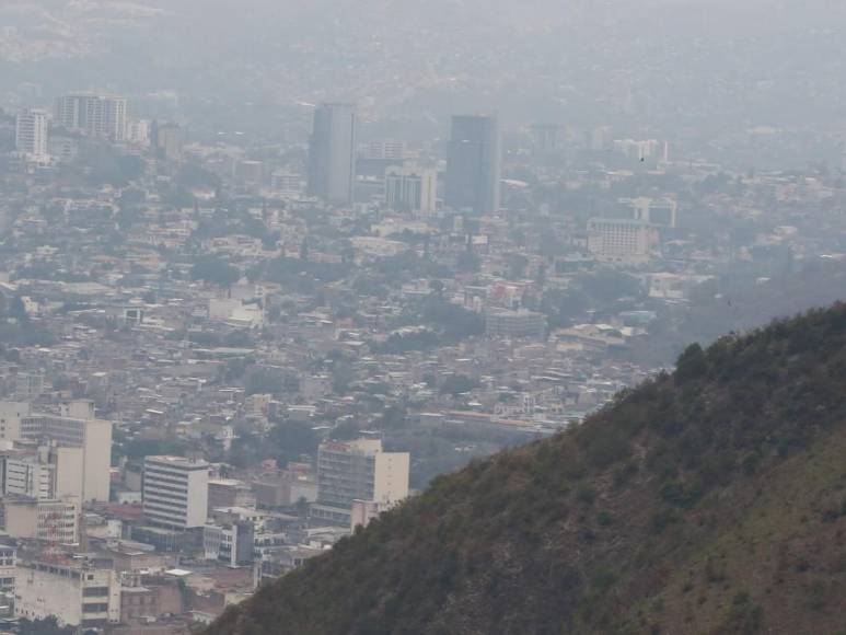 Así se ve la capital escondida en una nube de humo