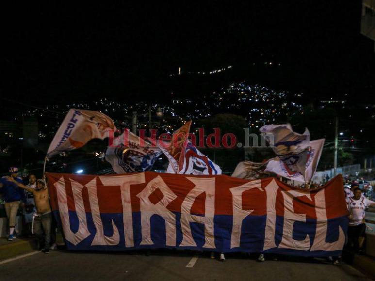 ¡Es imperdible! Así fue la espectacular llegada de la Ultra Fiel al Estadio Chelato Uclés; una celebración adelantada