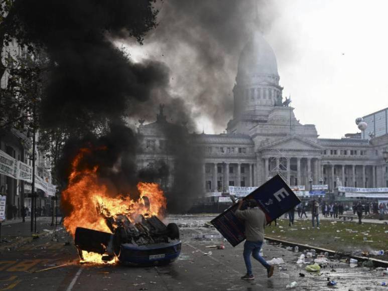 Entre disturbios y carros incendiados, manifestantes están en contra de reformas de Milei