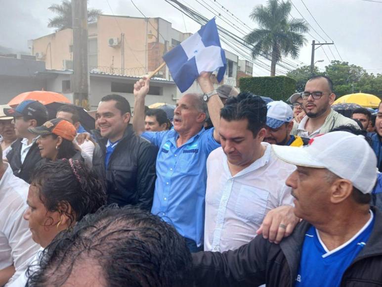 Bajo la lluvia, “Ejército Ciudadano de Paz” marcha contra el Foro de Sao Paulo