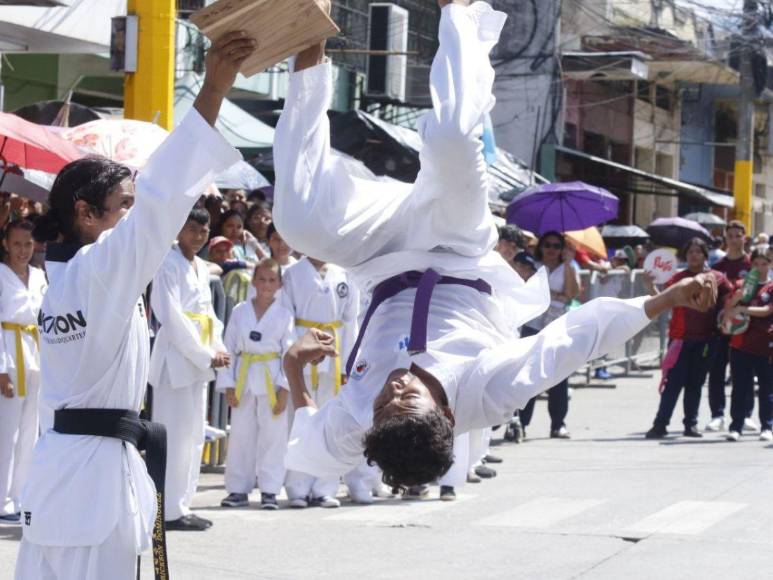 Influencers desfilando, mascotas e inclusión: las curiosidades en los desfiles patrios este 2023