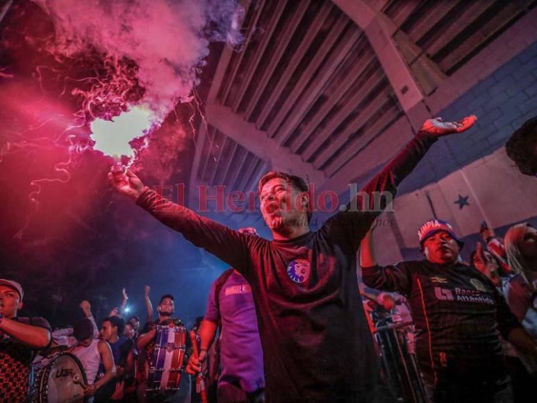 ¡Es imperdible! Así fue la espectacular llegada de la Ultra Fiel al Estadio Chelato Uclés; una celebración adelantada