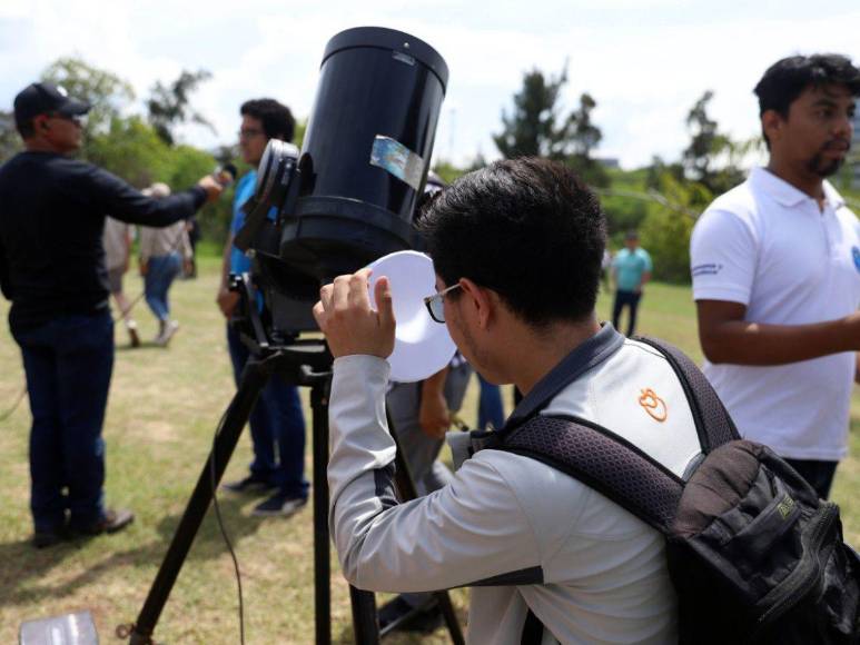 Gran afluencia de capitalinos a Observatorio Astronómico de UNAH por eclipse anular
