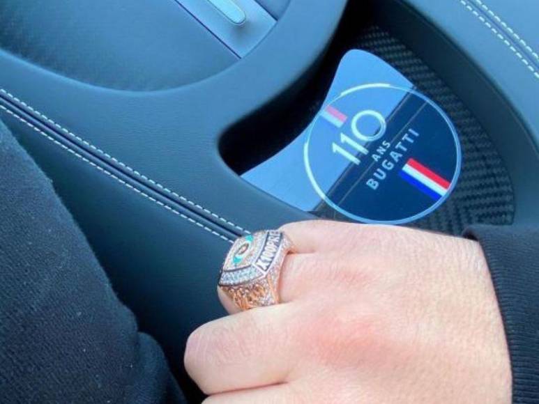 Así es el lujoso Bugatti que Bad Bunny estaría vendiendo para promocionar su nuevo tema