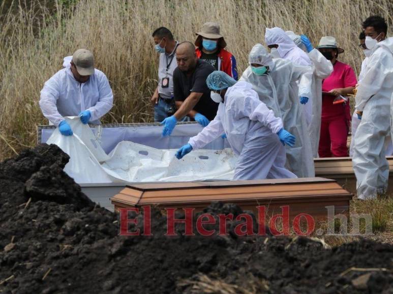 Olvidados por familiares: Así fue el entierro masivo de cadáveres sin reclamar en la capital (Fotos)