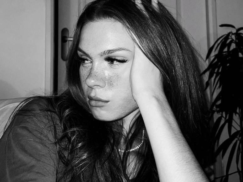 Influencer francesa de 23 años solicita eutanasia tras vivir una infancia de abusos y acoso escolar