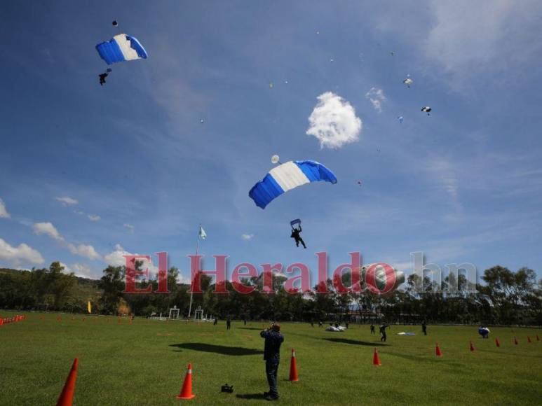 FOTOS: Paracaidistas se alistan para el salto por la Patria el 15 de septiembre