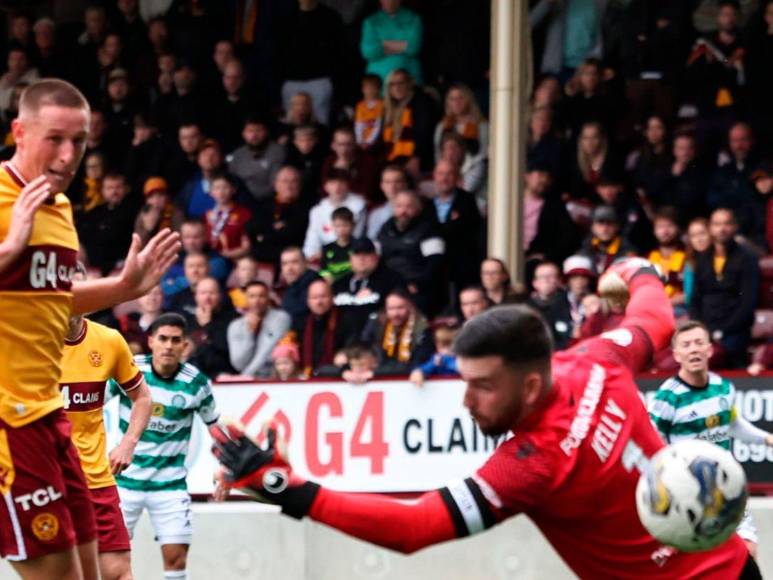 ¿Con homenaje a Pavón? Así celebró Luis Palma su primer gol con el Celtic en Escocia