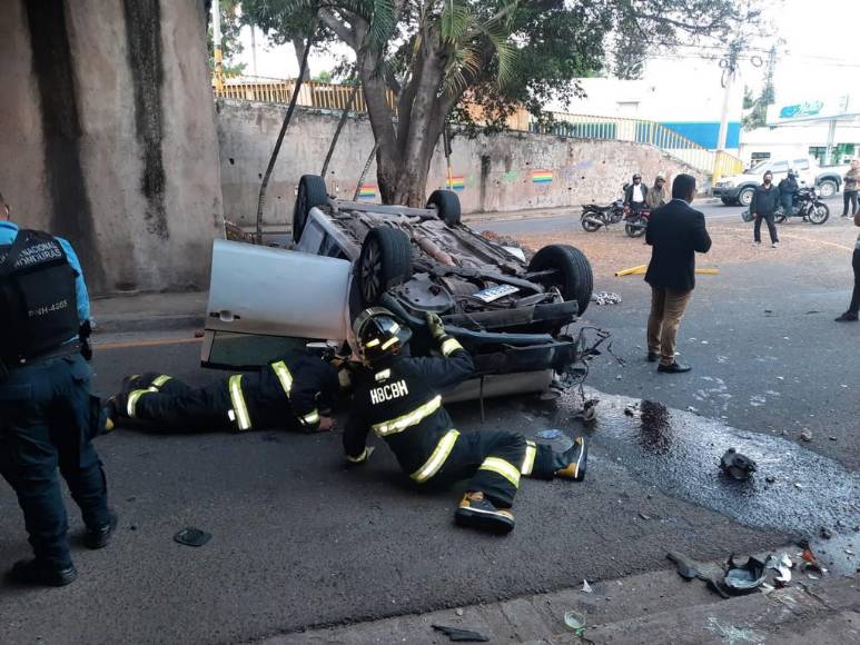Los destrozos del taxi que “voló” desde puente en barrio Guadalupe y dejó cuatro heridos