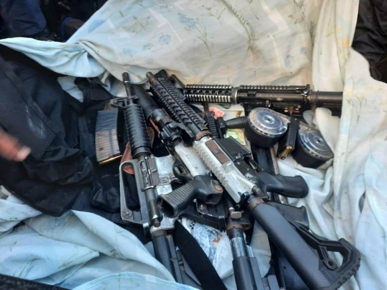 Ocho detenidos, indumentaria policial y armas de grueso calibre: así fue la operación realizada en la capital