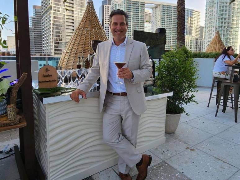 Viajes por el mundo, coberturas de primera y entrevistas de lujo: la vida de Copán Álvarez en EE UU