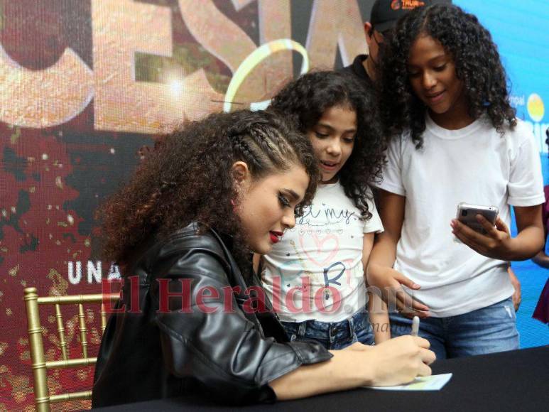 Brillante, glam y monocromático: el estilo de Cesia Sáenz en su primera rueda de prensa