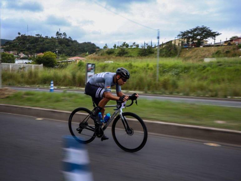 Así fue la llegada de Luis López a la meta tras recorrer 132 kilómetros en la Vuelta Ciclística 2022